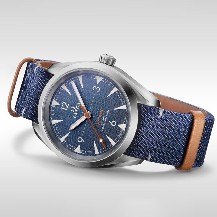 نمای خوابیده ساعت Omega Railmaster Blue