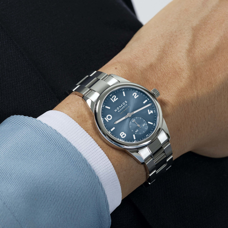 نوموس کلاب 37mm-آبی قطبی-اتوماتیک - نمای روی مچ