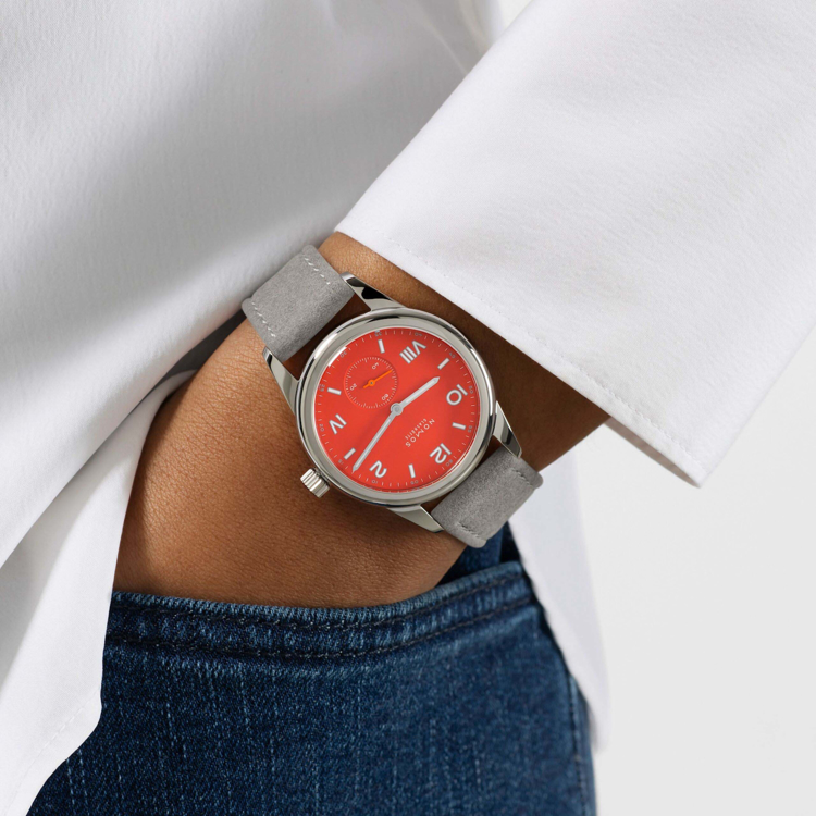 نوموس کلاب 36mm-قرمز-کوکی - نمای روی مچ