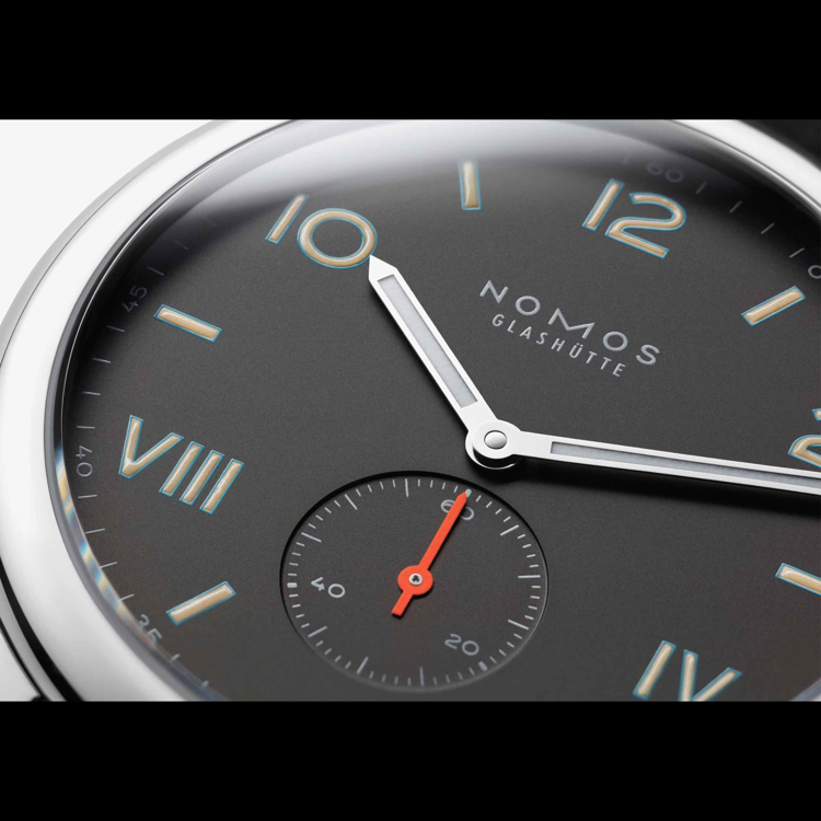 نوموس کلاب 38mm-مشکی شب-کوکی - جزئیات صفحه