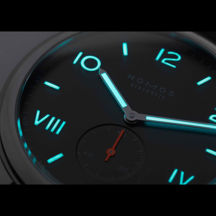 نوموس کلاب 38mm-مشکی شب-کوکی - جزئیات صفحه در شب
