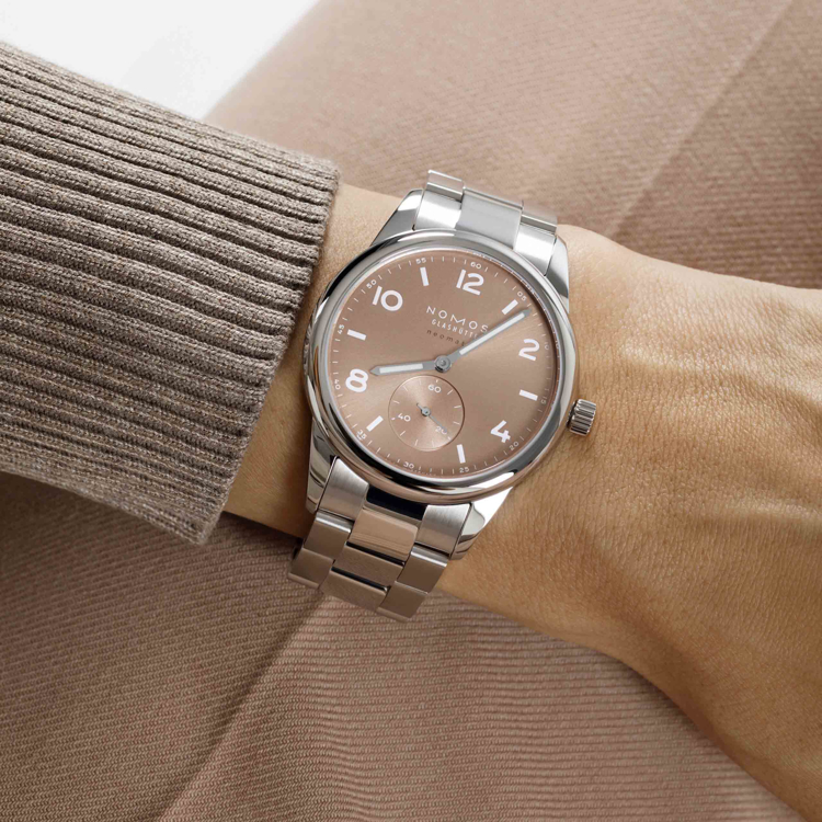 نوموس کلاب نئوماتیک 39mm-امبر-اتوماتیک-روی مچ