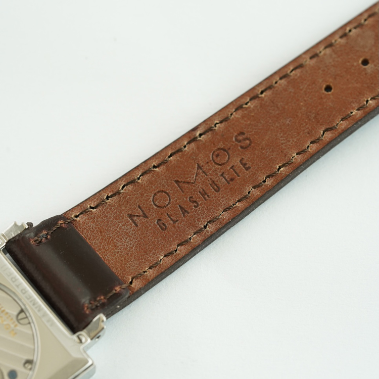 نوموس تترا 27mm-صورتی-کوکی -پوشیده شده-بند