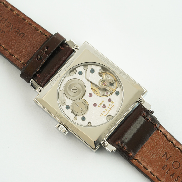 نوموس تترا 27mm-صورتی-کوکی -پوشیده شده-پشت قاب