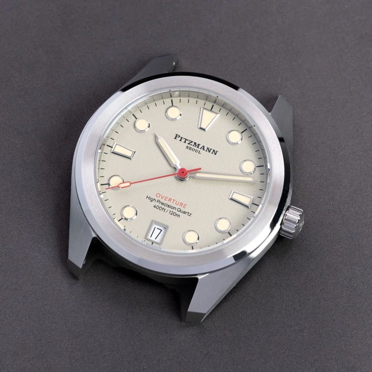 پیتزمن اورچور (Overture) - Date - کرمی ماسه‌ای - نمای صفحه ساعت