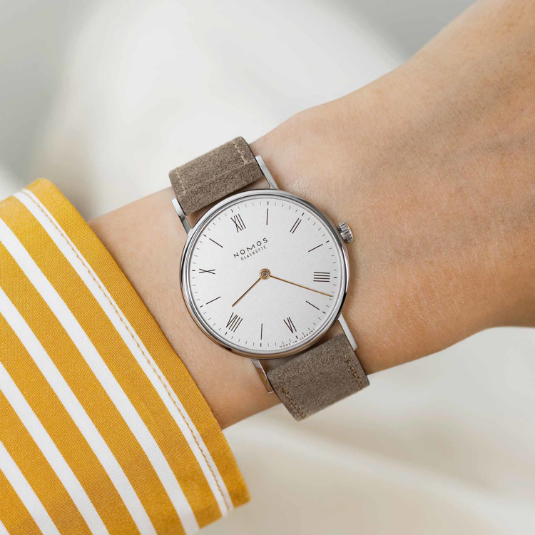 نوموس لودویگ 3۳mm-دو عقربه-سفید - روی مچ۲