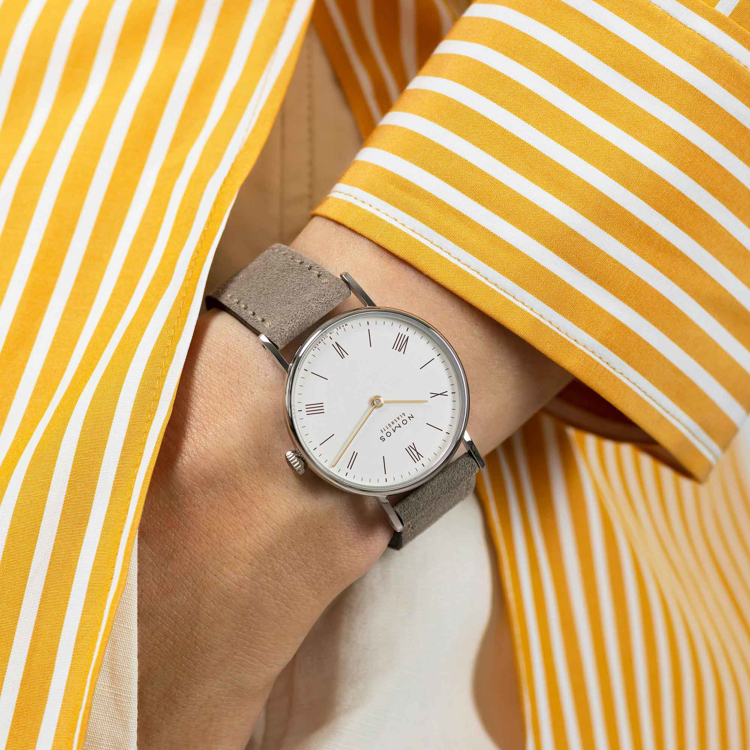 نوموس لودویگ 3۳mm-دو عقربه-سفید - روی مچ۳