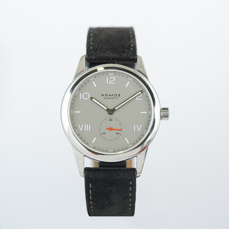 نوموس کلاب 38mm-خاکستری-کوکی-نمای کلی ساعت اصلی